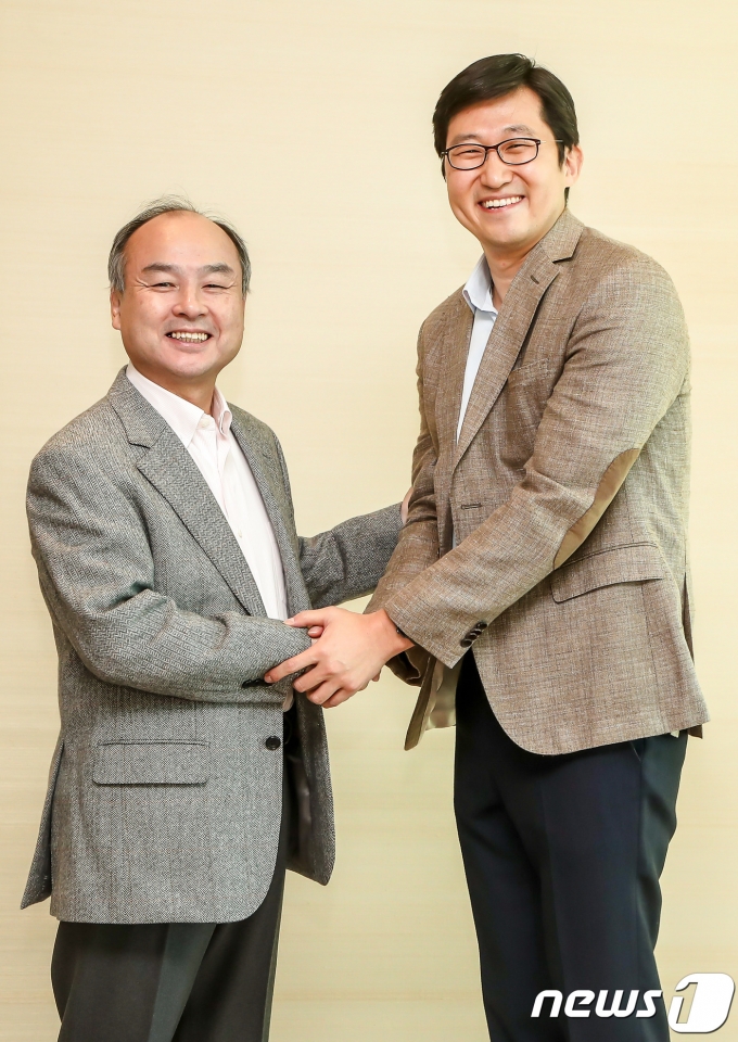 손정의 소프트뱅크그룹 회장과 김범석 쿠팡 의장이 투자약정을 체결한 후 손을 맞잡고 있다.© News1