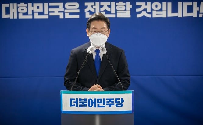 이재명 더불어민주당 상임고문이 14일 블로그에 "부족했습니다. 미안합니다"라는 글을 올리자 네티즌들이 7시간 만에 5760개 이상의 댓글을 달며 이 상임고문을 응원했다. 사진은 이 상임고문이 지난 10일 서울 여의도 민주당 중앙당사에서 열린 선거대책위원회 해단식에서 인사말 하는 모습. /사진=뉴스1