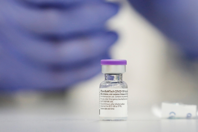 화이자가 미국 식품의약국(FDA)에 65세 이상 고령자를 대상으로 한 코로나19 백신 4차 접종 허가를 신청할 전망이다. 사진은 화이자 코로나19 백신./사진=로이터