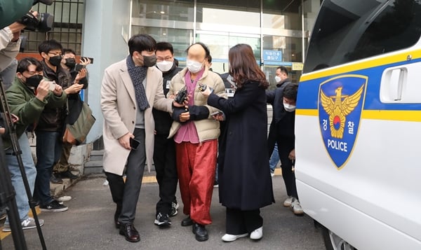 서울 신촌의 대통령선거 유세장에서 송영길 전 더불어민주당 대표를 공격한 60대 남성이 검찰로 구속송치됐다. 사진은 표씨가 16일 오전 서울 서대문구경찰서에서 검찰로 송치되고 있는 모습. /사진=뉴스1 