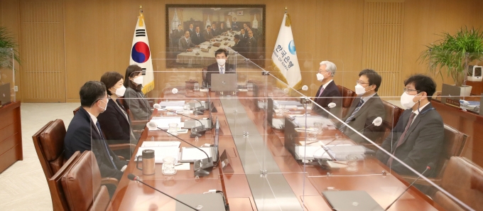 한국은행 금융통화위원회가 지난 2월 기준금리를 연 1.25%로 만장일치 동결한 가운데 대부분의 금통위원들이 금리를 추가 인상해야한다고 봤다. 사진은 이주열 한국은행 총재가 지난 1월 14일 오전 서울 중구 한국은행에서 열린 금융통화위원회 본회의를 주재하는 모습./사진=한국은행