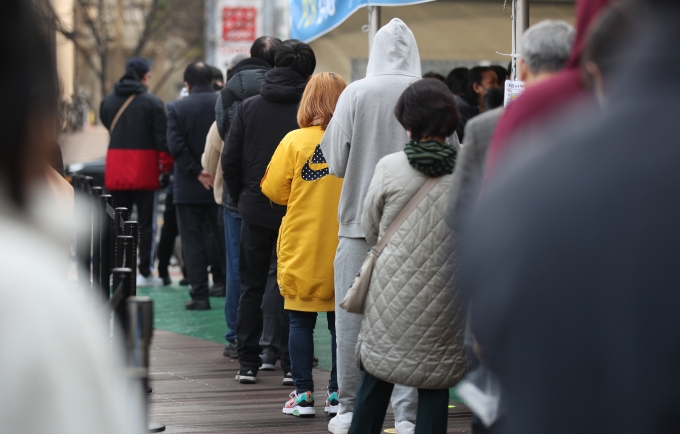 정부가 오늘(16일) 일상회복지원위원회를 서면으로 열고 사회적 거리두기 조정 방안을 논의할 예정이다. 15일 오전 서울 송파구 송파보건소에 마련된 코로나19 선별진료소에서 시민들이 검사를 받기 위해 대기하고 있다./사진=뉴스1
