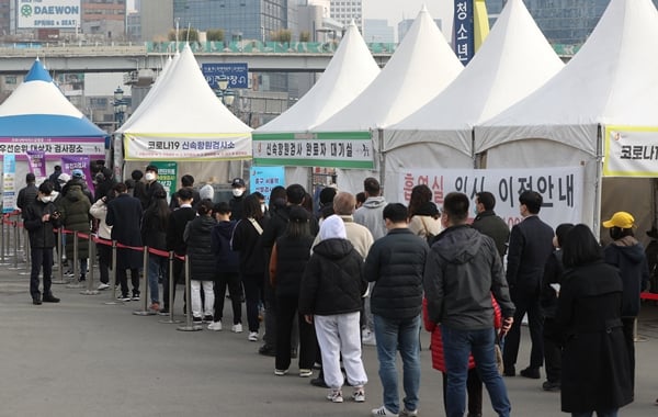 16일 발표된 신종 코로나바이러스 감염증(코로나19) 일일 신규 확진자가 40만741명을 기록했다. 사진은 이날 서울역에 마련된 선별진료소를 찾은 시민들. /사진=뉴스1
