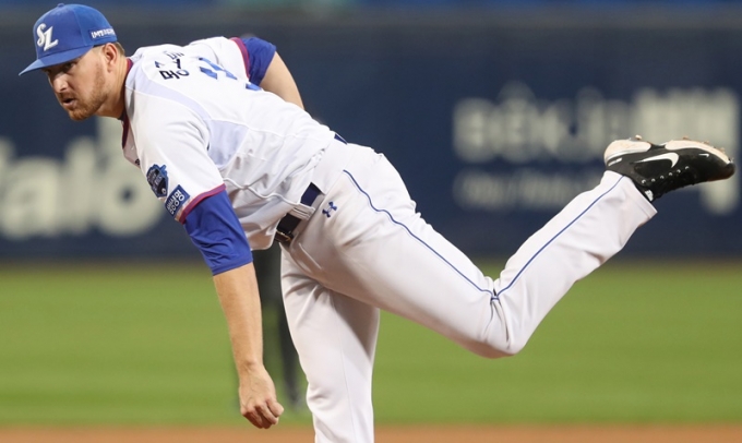 지난 시즌 심판에게 로진백을 던지며 논란을 일으킨 몽고메리가 16일(한국시각) MLB 뉴욕 메츠와 마이너리그 계약했다. 사진은 몽고메리가 지난 시즌 피칭하는 모습. /사진=뉴스1