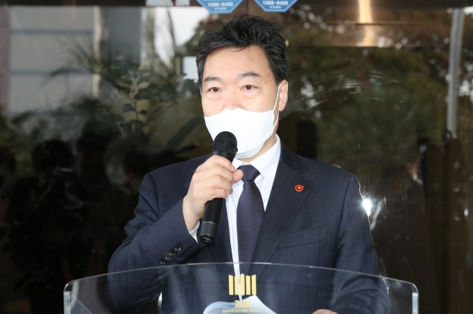 김오수 검찰총장이 공개적 자진사퇴 요구를 일축했다. 사진은 지난해 11월24일 제주4·3사건 직권재심 권고 합동수행단 현판식에서 기념사를 하는 김오수 검찰총장. /사진=뉴시스