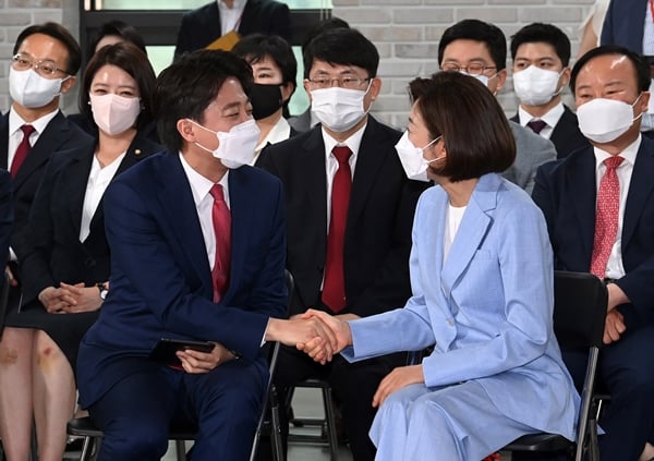 이준석 국민의힘 대표 측이 16일 이 대표를 비판한 나경원 전 국민의힘 의원의 발언을 지적했다. 사진은 지난해 6월11일 서울 영등포구 국민의힘 당사에서 악수하는 이 대표(왼쪽)와 나 전 의원. /사진=뉴스1