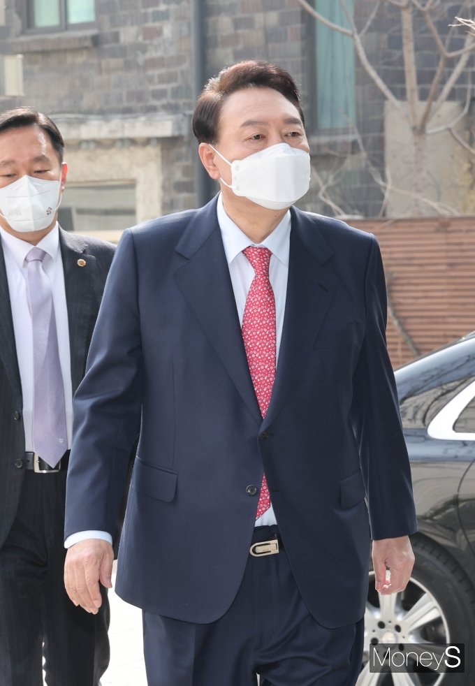 [머니S포토] 문 대통령·윤 당선인 회동 무산, 집무실로 출근하는 尹 당선인