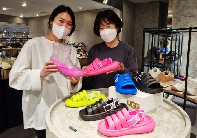 광주신세계는 신관 지하1층 패션&라이프스타일 브랜드 '어그(UGG)에서는 여름에도 핫한 스타일링을 완성시켜줄 다양한 슈즈를 판매한다/사진=광주신세계 제공.