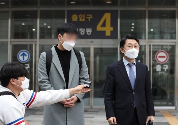 윤석열 대통령 당선인의 부인 김건희 여사가 언급된 입건 전 조사 보고서를 언론사에 유출한 혐의를 받는 경찰관에게 검찰이 실형을 구형했다. 사진은 A씨와 변호인이 16일 서울 송파구 서울동부지방법원에서 열린 공무상비밀누설 공판기일을 마치고 나와 입장을 밝히는 모습. /사진=뉴스1