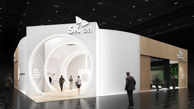 SK온이 오는 17일부터 사흘간 서울 삼성동 코엑스에서 열리는 ‘인터배터리 2022’에 참가한다. 사진은 SK온 전시 부스 모습. /사진=SK이노베이션 제공