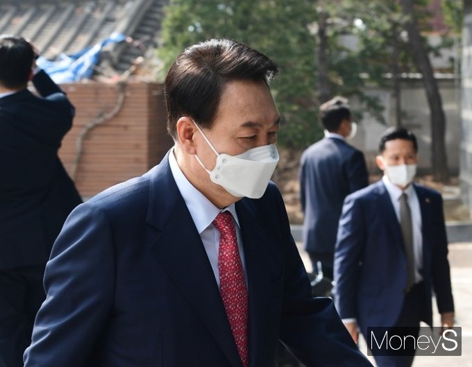 윤석열 대통령 당선인의 '대장동 부산저축은행 봐주기 수사 의혹'에 대한 진상조사를 촉구하는 국민청원이 올라왔다. 이 청원은 30만명 이상 동의를 얻어 청와대 답변 요건을 충족한 상태여서 청와대가 어떻게 답변할 것인지 관심이 쏠린다. 사진은 16일 윤 당선인이 서울 종로구 금융감독원 연수원에 마련된 당선인 집무실로 출근하는 모습. /사진=국회사진취재단