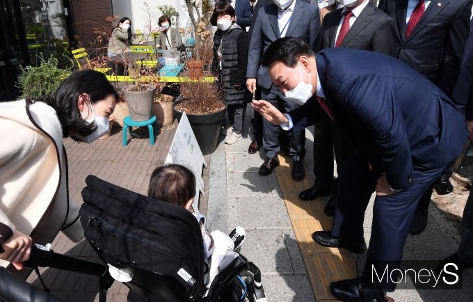[머니S포토] 어린이와 인사하는 윤석열 당선인