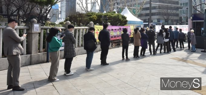 [머니S포토] 코로나19 오미크론 여파…신규 확진자 어느덧 40만 돌파
