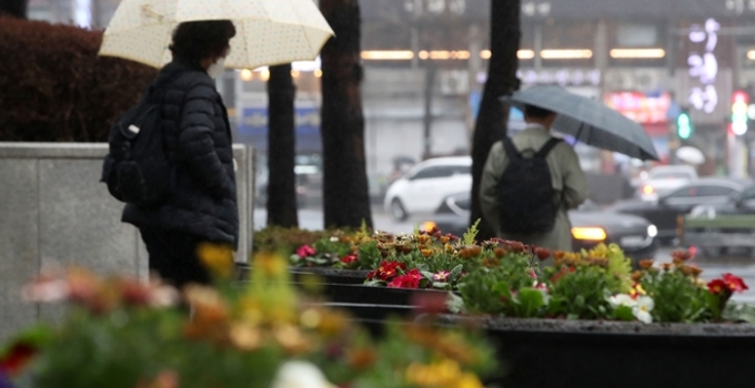 오는 17일 전국이 흐리고 비도 내린다. 사진은 지난 14일 서울 중구 한 거리에서 우산을 쓰고 발걸음을 옮기는 시민들. /사진=뉴시스
