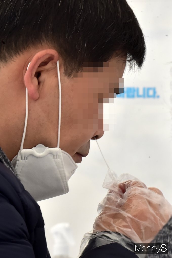 [머니S포토] 신규 확진 40만 돌파, 코로나 검사…여전히 기세등등