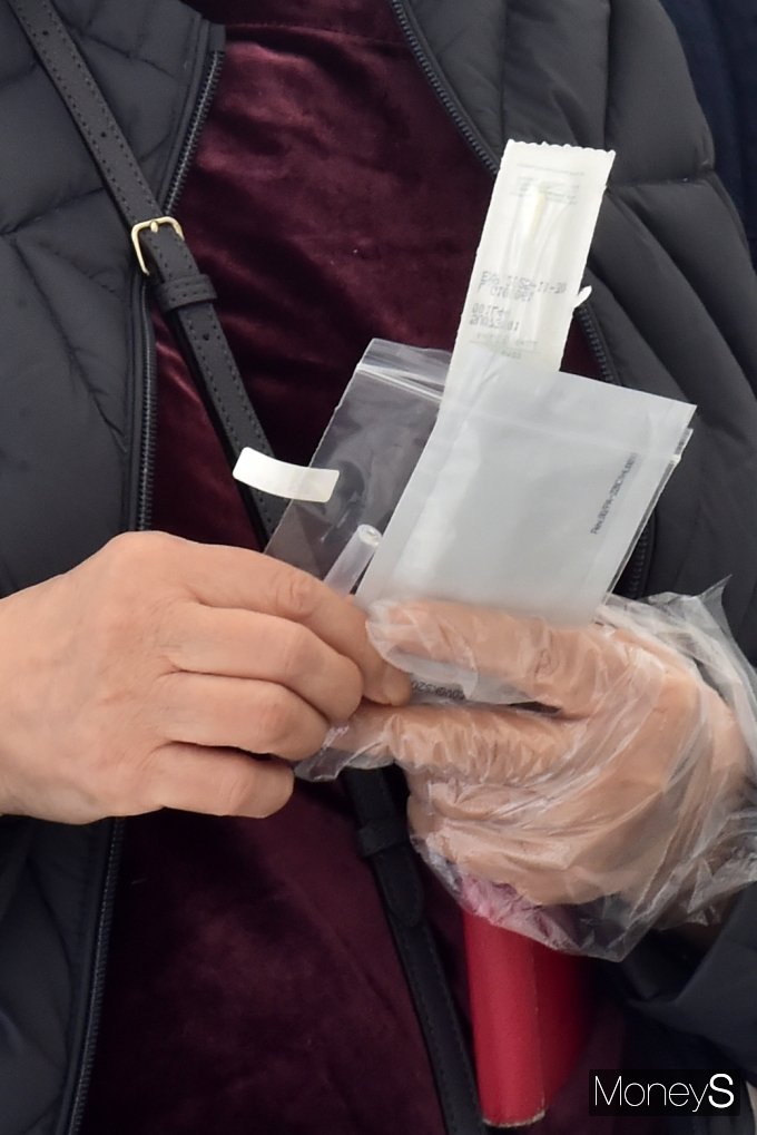 [머니S포토] 자가진단키드 두손에 꼭 부여잡고...