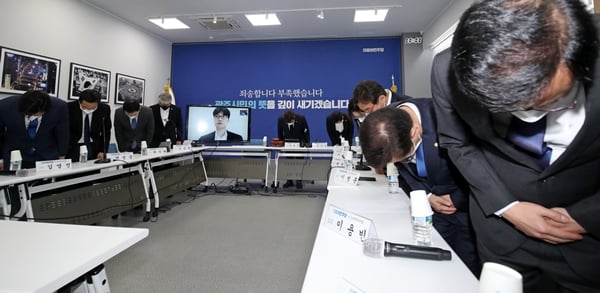 더불어민주당 비상대책위원회가 16일 호남을 방문해 대선 패배를 사과하며 고개를 숙였다. 사진은 이날 광주 서구 더불어민주당 광주시당 대회의실에서 사과하는 민주당 비대위. /사진=뉴스1