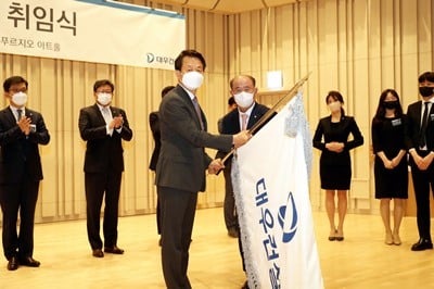 16일 오전 대우건설 본사에서 백정완 대표의 취임식이 열렸다. 사진은 취임식에서 정창선(앞줄 오른쪽) 중흥그룹 회장이 백정완 대우건설 신임 대표(왼쪽)에 사기를 전달하고 있다. / 사진제공=대우건설