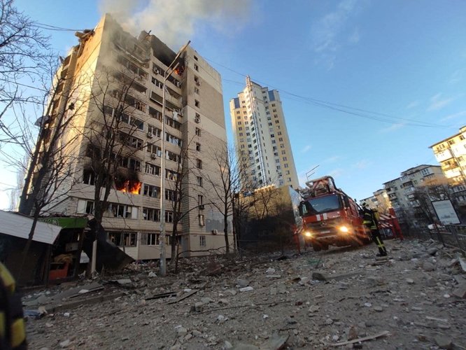 지난 16일(이하 한국시각) 국제통화기금(IMF)이 러시아의 우크라이나 침공이 인플레이션을 악화시켜 세계 경제에 영향을 미칠 수 있다고 경고했다. 사진은 우크라이나 수도 키이우(키예프) 소재 아파트가 지난 15일 러시아군의 포격으로 파괴된 모습. /사진=로이터
