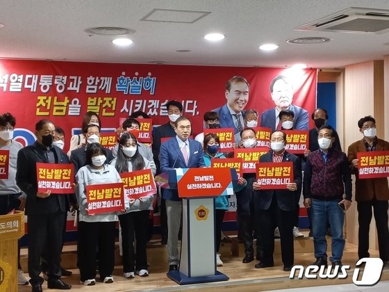 이중효 국민의힘 영암·무안·신안 당협위원장이 16일 전남도의회 브리핑룸에서 기자회견을 열고, 전남도지사 출마를 공식 선언하고 있다./뉴스1 