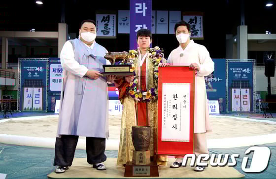 [사진] 김기태 감독, 윤정수 코치와 기념촬영하는 차민수