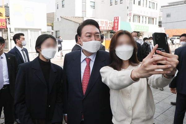 윤석열 당선인이 지난 10일 당선 이후 '현장' '실력파 조직' '구체제 탈피'에 초점을 두며 새로운 정부 탄생에 박차를 가하고 있다. 사진은 지난 16일 서울 종로구 통의동에서 시민들과 소통하는 윤 당선인. /사진=뉴스1