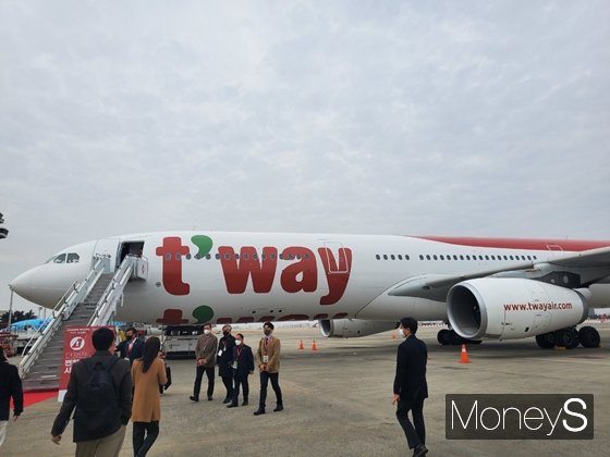 티웨이항공 A330-300이 김포공항 주기장에 서 있다. /사진=권가림 기자
