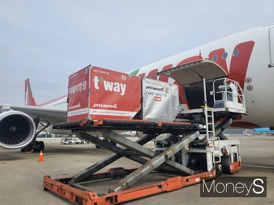 티웨이항공 A330-300에 화물이 들어가고 있다. /사진=권가림 기자