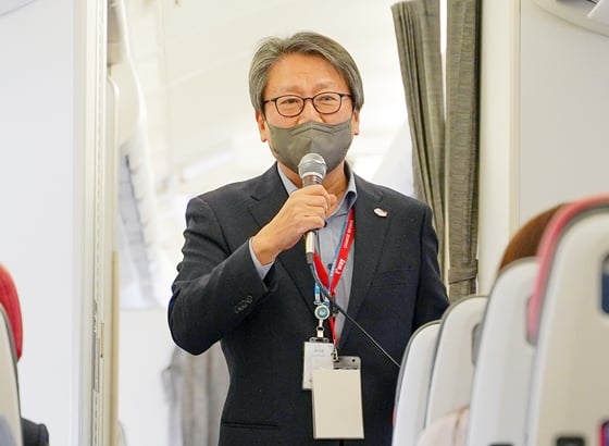 정홍근 티웨이항공 대표가 지난 17일 김포국제공항 주기장에서 열린 미디어데이에서 인사말을 하고 있다. /사진=티웨이항공