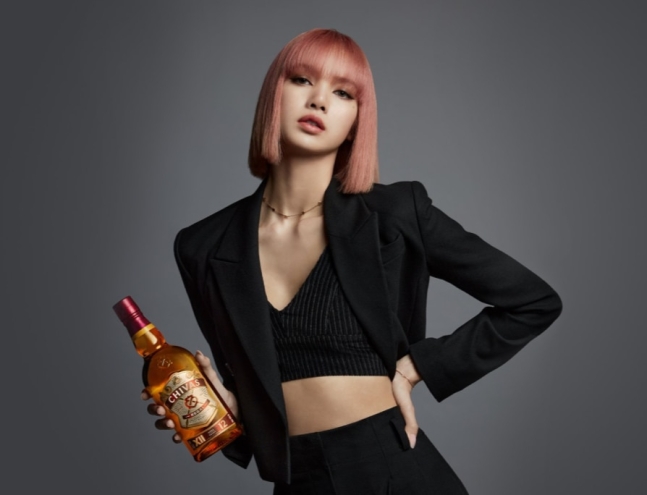 태국 당국이 유명 K팝그룹 블랙핑크의 태국인 멤버 리사가 출연한 술 광고 사진·영상이 온라인에 널리 유포되는 것과 관련해 조사에 나서기로 했다고 현지 언론이 전했다. /사진=페르노리카 코리아 제공