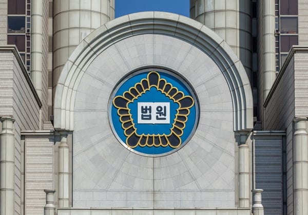 수영장 내 감시탑에 안전요원을 배치하지 않아 손님이 물에 빠져 사망하게 한 혐의로 재판에 넘겨진 수영장 업주가 1심에서 금고형의 집행유예를 선고받았다. 사진은 기사와 무관. /사진=이미지투데이