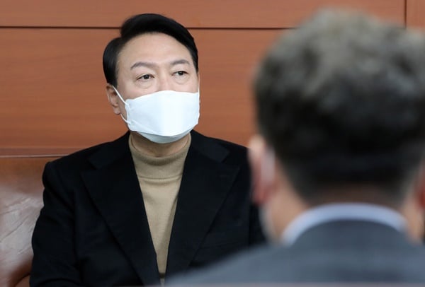 윤석열 당선인이 18일 청와대 이전 대상 후보지인 '광화문 외교부 청사'와 '용산 국방부 청사'를 현장 방문한다. 지난 14일 서울 남대문 시장을 방문한 윤 당선인. /사진=뉴스1