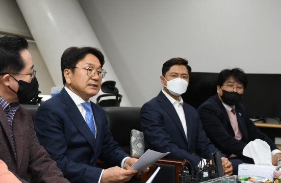 강기정 전 청와대 정무수석(왼쪽 두번째)이 17일 광주시의회 기자실에서 기자간담회를 열고 광주시장 선거 출마 입장과 새정부 국정과제 '범정치세력태스크포스(TF) 구성을 제안하고 있다./사진=강지정 전 수석실