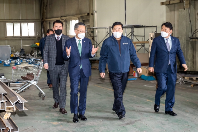 송종욱 광주은행장(왼쪽 두번째)은 최근 광주 광산구 소촌동 타이어 금형기계 제조업체인 한일종합기계를 방문해 관계자로부터 경영 애로를 청취했자/사진=광주은행 제공.