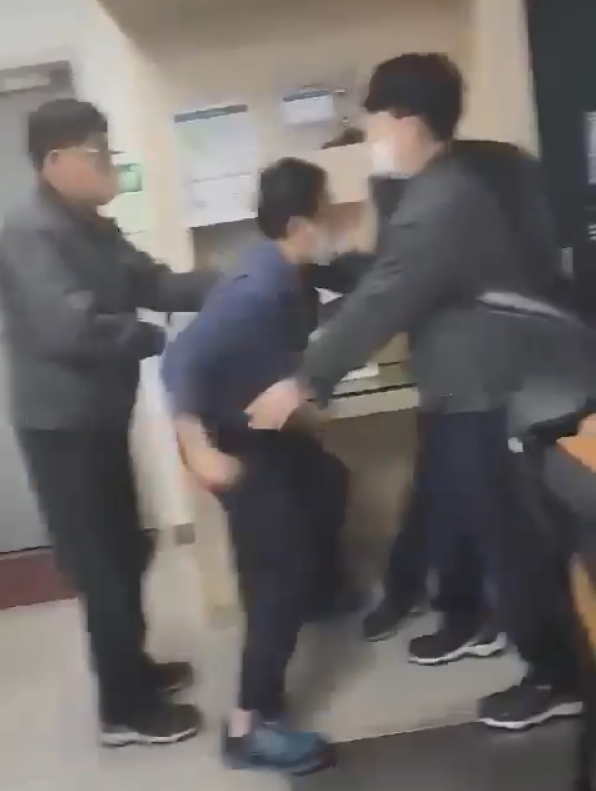 LG화학 대산공장 팀장이 부하 직원을 폭행하는 장면. / 사진=온라인 영상 캡처
