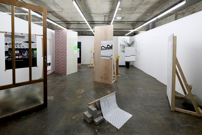 'Put Up & Remove'(2016). 작품과 작품전시에 대한 다종다양한 담론적 곡예를 넘어, 아무튼 포스터를 잘 붙이고 잘 떼어내는 행위를 전시를 통하여 수행해보기 위해 기획된 전시. 작가로서의 실험정신을 엿볼 수 있다. /사진제공=배민기(@bae.minkee)