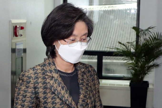 검찰이 제20대 대통령 선거에서 코로나19 확진·격리자 사전투표 관리 부실 논란과 관련해 노정희 중앙선거관리위원장이 고발된 사건을 경찰로 이송했다. 사진은 전날 오전 경기 과천시 중앙선관위에서 열린 '중앙선관위 운영회의'에 참석하는 노 위원장의 모습. /사진=뉴스1