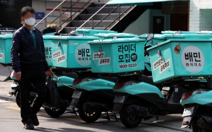 배달비가 증가하는 근본적인 원인은 주문 수요에 라이더 공급이 미치지 못하기 때문이다. 사진은 서울 마포구 배민라이더스 중부지사에 배달 오토바이가 줄지어 서있다./사진=머니투데이 이기범 기자