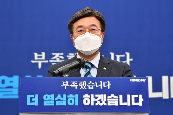 윤호중 더불어민주당 비상대책위원장이 18일 비대위원장으로서의 직분을 성실히 수행하겠다며 사퇴 불가 의사를 전했다. 사진은 이날 서울 여의도 국회에서 입장문을 발표하는 윤 위원장. /사진=뉴스1