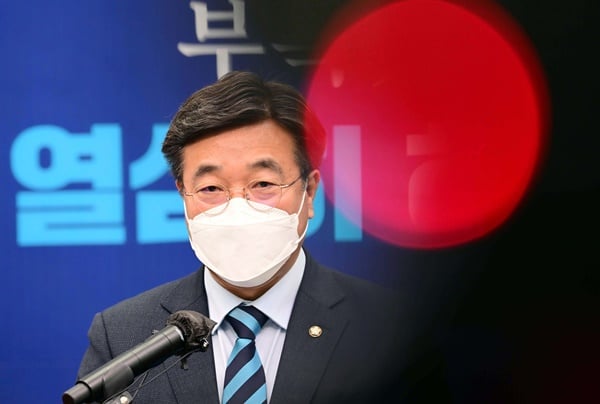 더불어민주당 초선의원들이 18일 윤호중 민주당 비상대책위원장과 원내대표 출마자들에게 민생 및 개혁과제에 대한 입장을 밝힐 것을 촉구했다. 사진은 이날 서울 여의도 국회에서 거취 관련 입장 발표 기자회견을 하는 윤 위원장. /사진=뉴스1