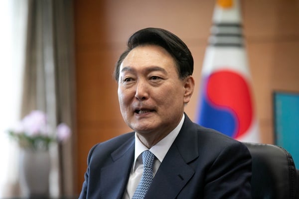 윤석열 당선인이 18일 최종 집무실 이전 후보지를 광화문 정부서울청사와 용산 국방부 청사로 압축했다. 사진은 이날 서울 종로구 통의동 당선인 집무실에서 면담하는 윤 당선인. /사진=뉴스1