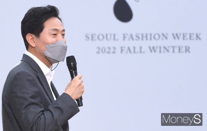 [머니S포토] 오세훈 '2022 F/W 서울패션위크 개막 축하합니다'