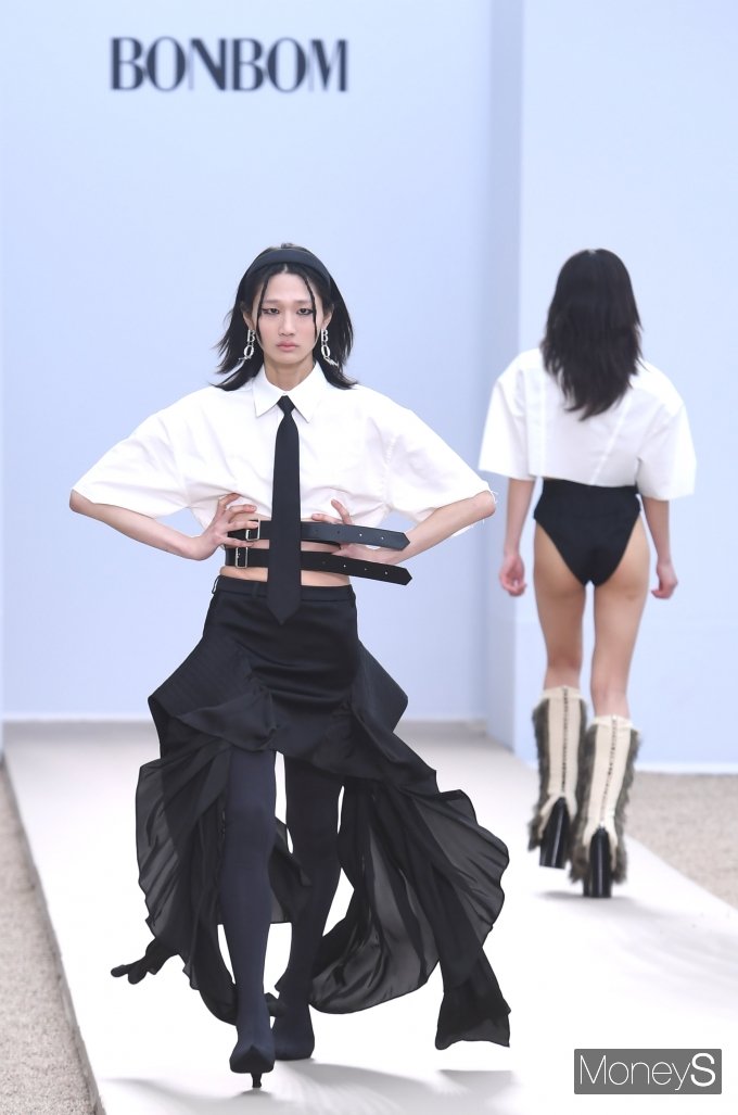 [머니S포토] '패션위크' 파격적인 패션