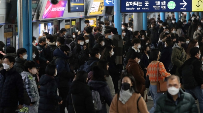 서울 지하철 1호선 열차 안에서 옷에 불을 붙여 극단선택 소동을 벌인 남성이 경찰에 붙잡혔다. 사진은 서울 구로구 지하철 1호선 신도림역 승강장 모습./사진=뉴시스