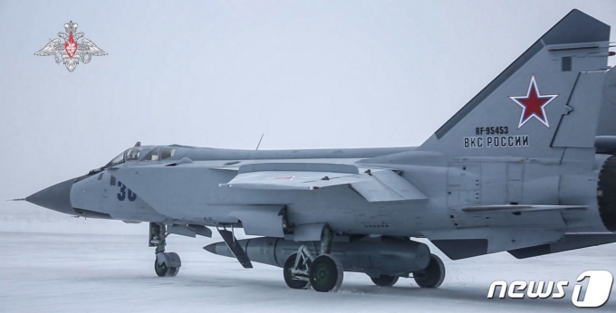 19일(현지시간) 러시아 군의 그롬 2022 훈련에 킨잘 극초음속 순항 미사일을 탑재한 MiG-31K 전투기가 참가를 하고 있다. © AFP=뉴스1 © News1 우동명 기자