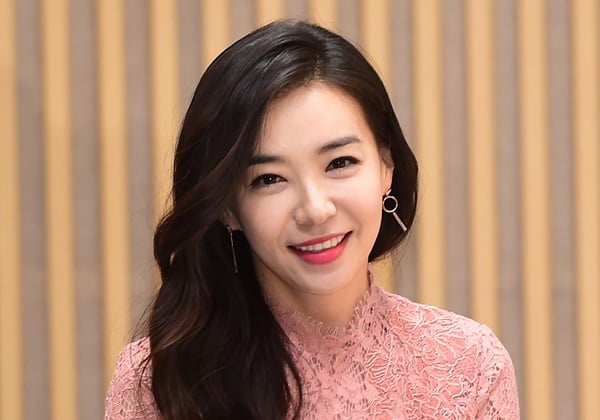윤석열 대통령 당선인 외신공보담당 보좌역으로 임명된 김일범 전 SK그룹 수펙스추구협의회 부사장이 배우 박선영의 남편으로 알려져 화제를 모으고 있다. /사진=뉴스1