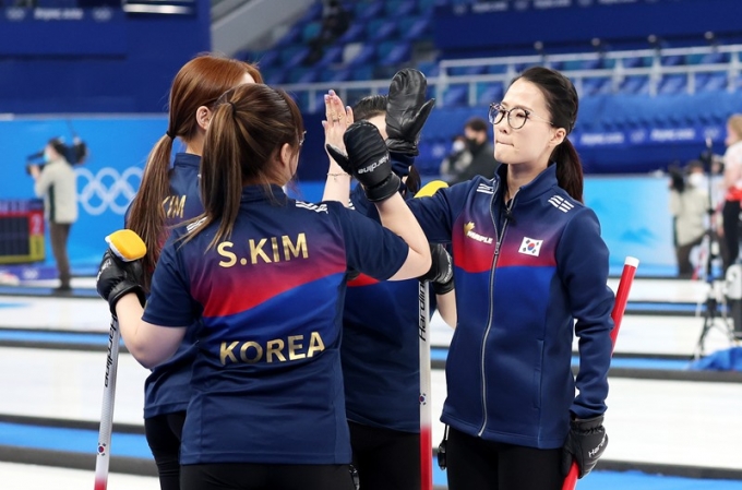 여자 컬링 국가대표 팀 킴이 22일(한국시각) 2022 세계컬링연맹(WCF) 세계여자선수권대회에서 미국을 이겼다. 사진은 팀킴이 지난달 2022 베이징동계올림픽에서 하이파이브 하는 모습. /사진=뉴스1