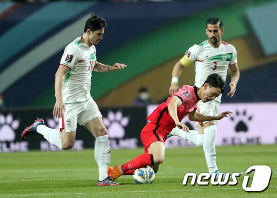 [사진] 거친 플레이에 파울 당하는 황희조