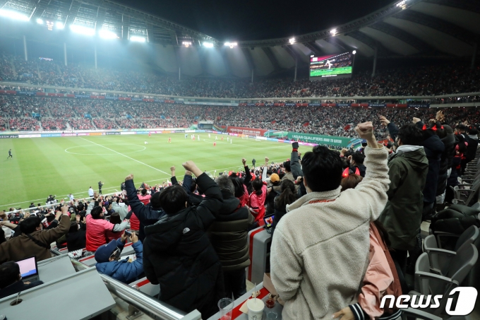24일 오후 서울 마포구 서울월드컵경기장에서 열린 2022 국제축구연맹(FIFA) 카타르 월드컵 아시아 최종예선 9차전 대한민국과 이란과의 경기에서 손흥민이 선취골을 기록하자 관중들이 기뻐하고 있다. 2022.3.24/뉴스1 © News1 황기선 기자
