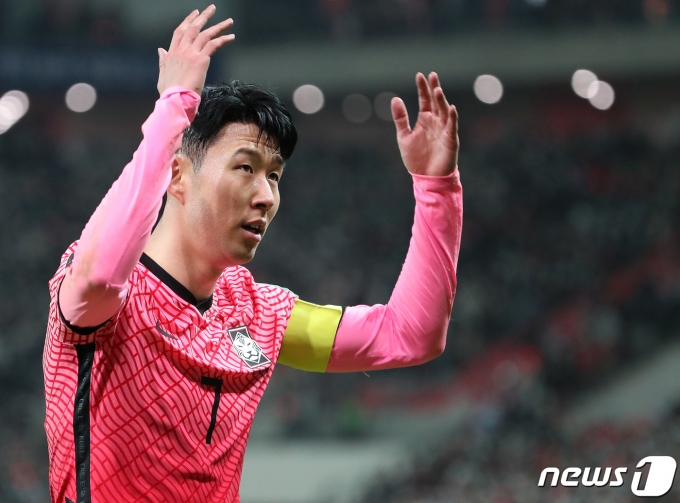 손흥민이 24일 오후 서울 마포구 서울월드컵경기장에서 열린 2022 국제축구연맹(FIFA) 카타르 월드컵 아시아 최종예선 9차전 이란과의 경기에서 코너킥을 준비하는 중 팬들을 향해 응원을 독려하고 있다. 2022.3.24/뉴스1 © News1 김진환 기자